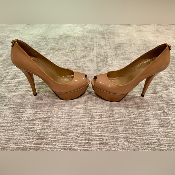Stuart Weizmann nude patent leather peep toe pump - Picture 5 of 6